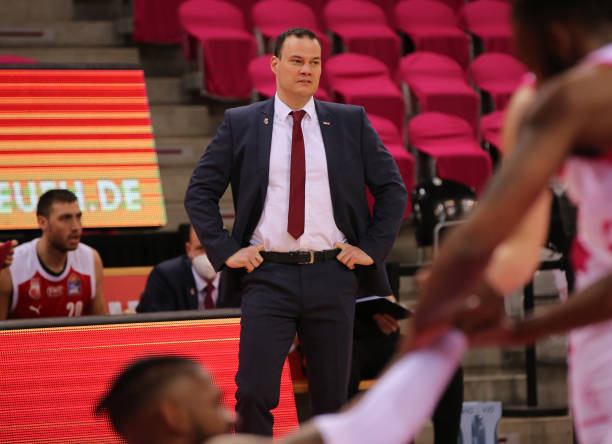 在夏季继续 在夏季继续